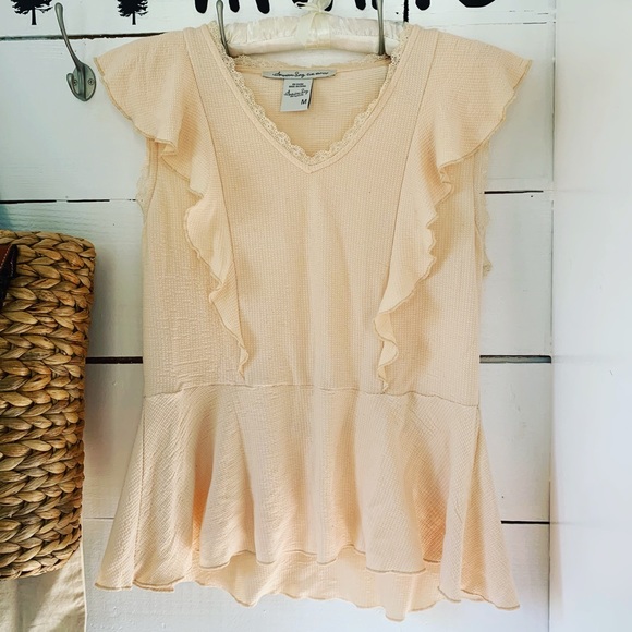 American Rag Tops - Peach 🍑 Ruffle and Lace Top by 🇺🇸 American Rag - Women’s Medium ♥️🍁